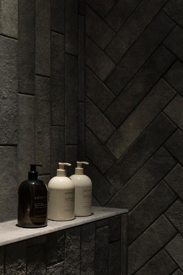 더 호텔 브리토마트 오클랜드 외부 사진 Bathroom tiles