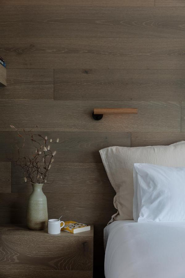 더 호텔 브리토마트 오클랜드 외부 사진 A wall light